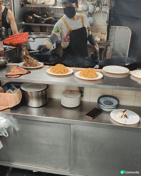 近議事亭前地嘅營地街市熟食中心，應該係澳門最近旅遊點嘅熟食中...