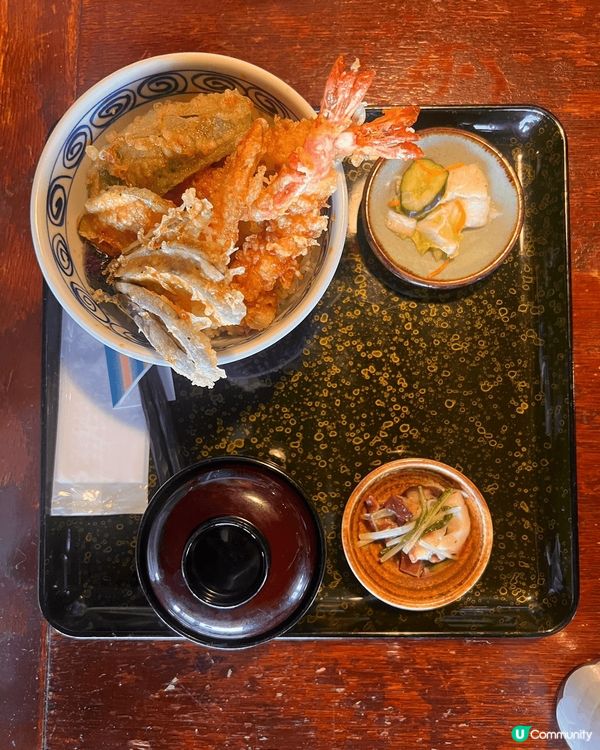 日本北海道海邊餐廳，食新鮮海膽即開即食好新鮮，天婦羅炸蝦都係...