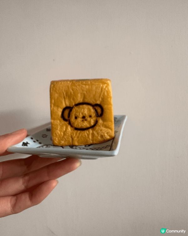 這兩張圖片展示了可愛的食物造型。來自日本麪包店