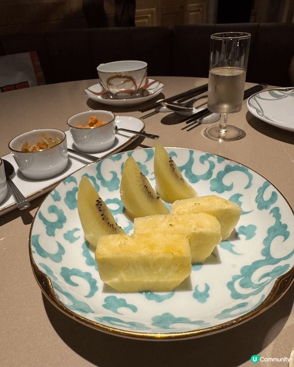 今晚繁星滿天，來到深圳這間高級中餐廳，在美景下，品嚐海蜇頭，...