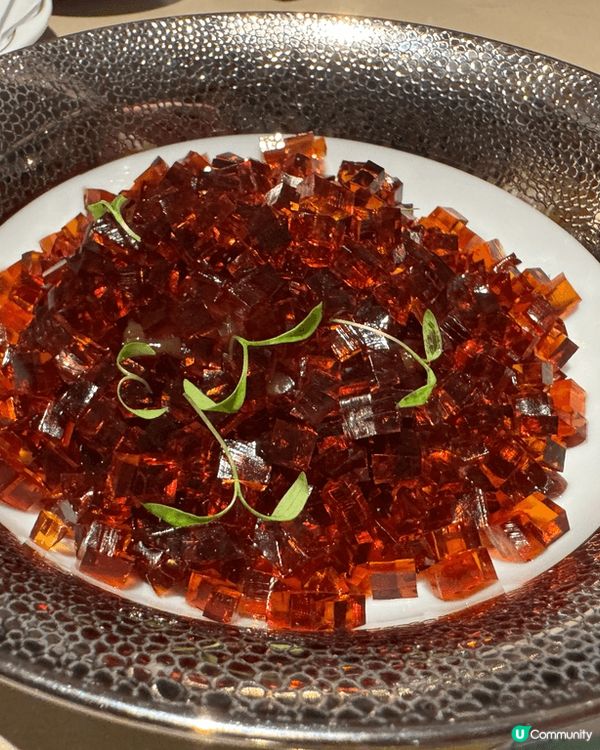 今晚繁星滿天，來到深圳這間高級中餐廳，在美景下，品嚐海蜇頭，...