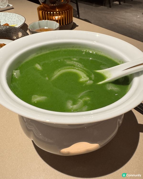 今晚繁星滿天，來到深圳這間高級中餐廳，在美景下，品嚐海蜇頭，...