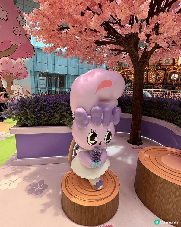 馬鞍山廣場粉紅繁花夢幻花園，以櫻花林及紫色的薰衣草圍着時尚有...