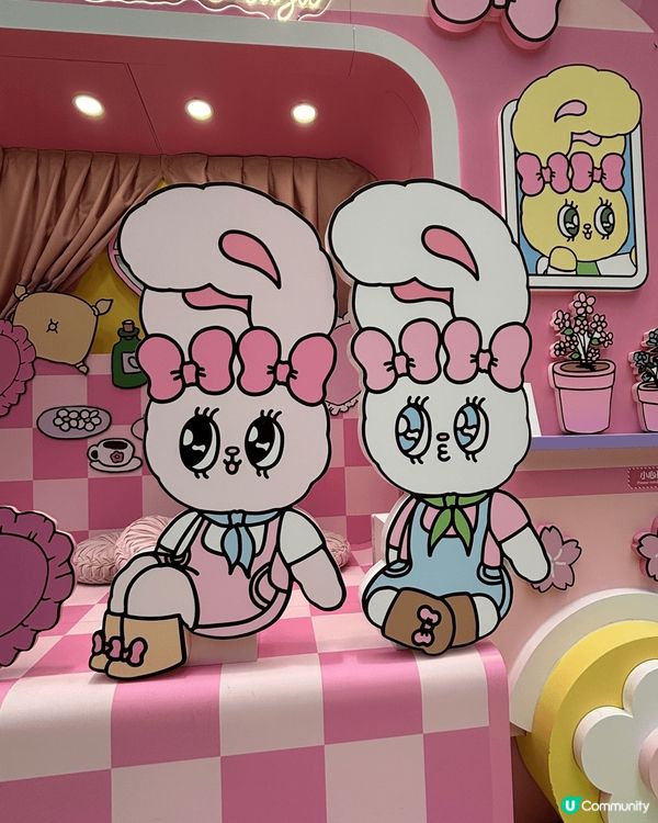 馬鞍山廣場粉紅繁花夢幻花園，以櫻花林及紫色的薰衣草圍着時尚有...