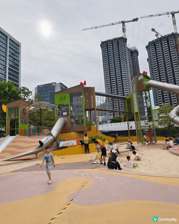 呢到就係小朋友好鍾意既深水埗公園，有沙池、長長的滑梯，仲有得...