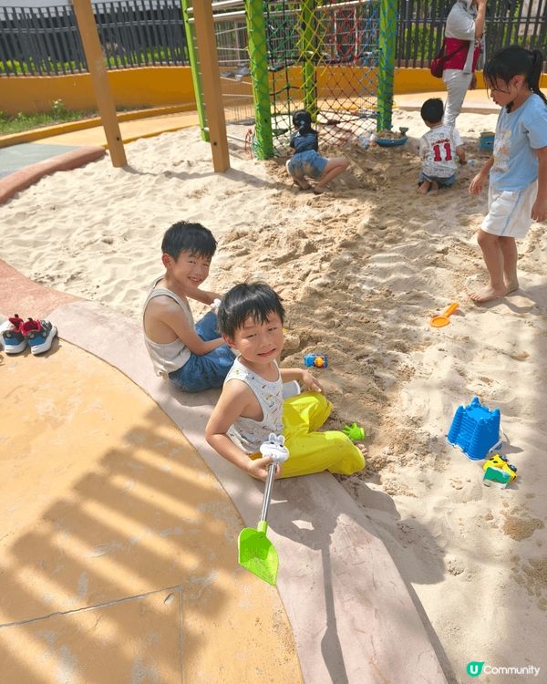 呢到就係小朋友好鍾意既深水埗公園，有沙池、長長的滑梯，仲有得...