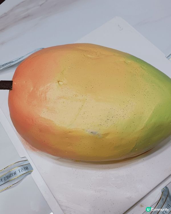 芒果造型蛋糕：斑蘭蛋糕分三層，有軟滑椰汁糕，香甜芒果肉，再配...