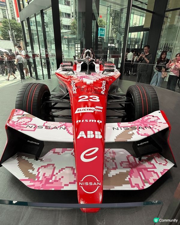 到了日本銀座,見日產車廠Show Room展出了F1跑車,人...