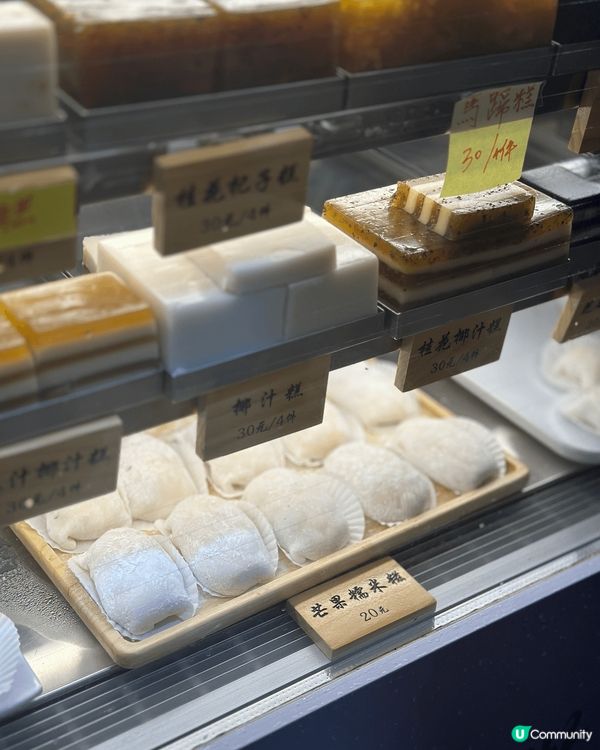 食完發達叉燒之後, 咁啱經話呢間賣糕店甜品既小店, 仲有芒果...