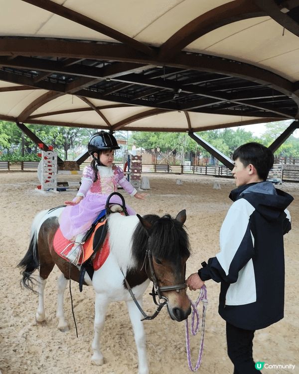 小朋友對動物好有興趣，充滿好奇心