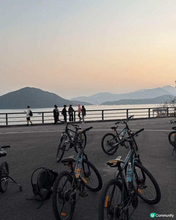 第一張相嗰度係海洋公園嘅熊貓館，可以睇到熊貓BB家姐同埋細佬...