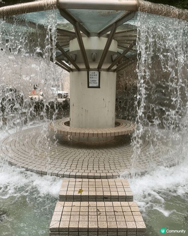 金鐘香港公園, 入口有水簾洞， 園內有雀鳥天堂！