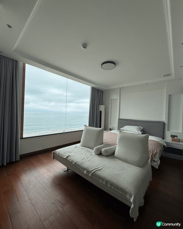 這裡是位於深圳的南澳，我們住的別墅叫「白房子」，別墅有5房7...