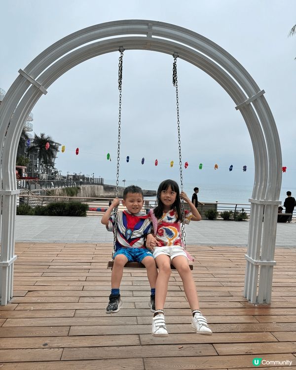 這裡是位於深圳的南澳，我們住的別墅叫「白房子」，別墅有5房7...