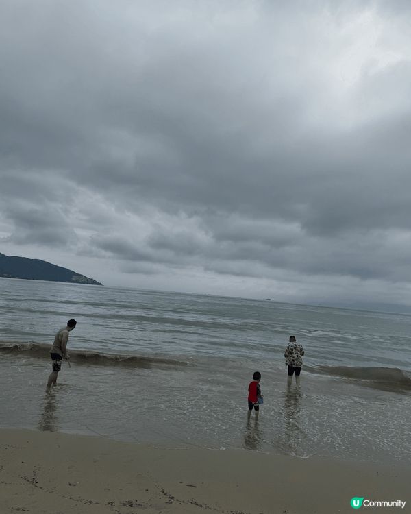 這裡是位於深圳的南澳，我們住的別墅叫「白房子」，別墅有5房7...