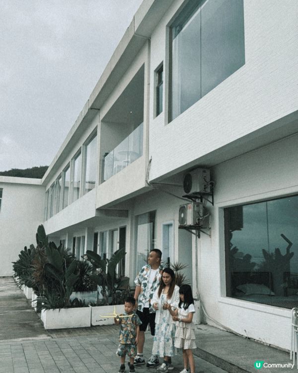 這裡是位於深圳的南澳，我們住的別墅叫「白房子」，別墅有5房7...