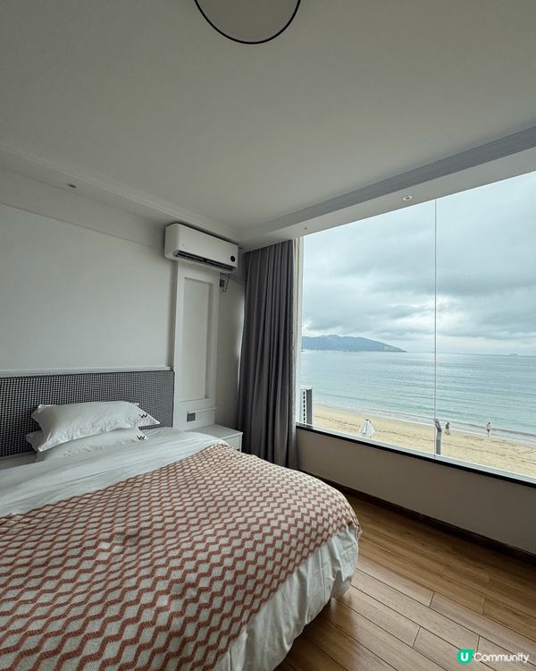 這裡是位於深圳的南澳，我們住的別墅叫「白房子」，別墅有5房7...