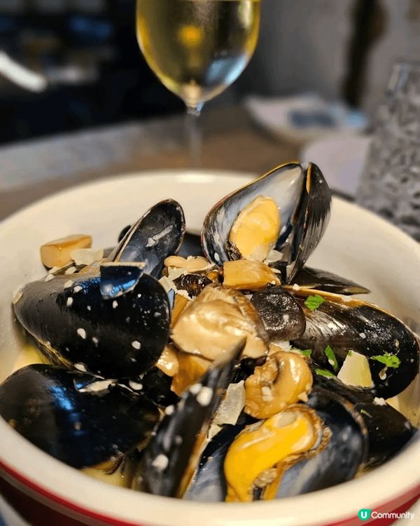 旺角高級酒吧餐廳Sky726 ，餐廳位於25樓頂層，有落地玻...