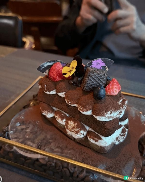 旺角高級酒吧餐廳Sky726 ，餐廳位於25樓頂層，有落地玻...