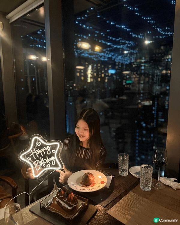 旺角高級酒吧餐廳Sky726 ，餐廳位於25樓頂層，有落地玻...