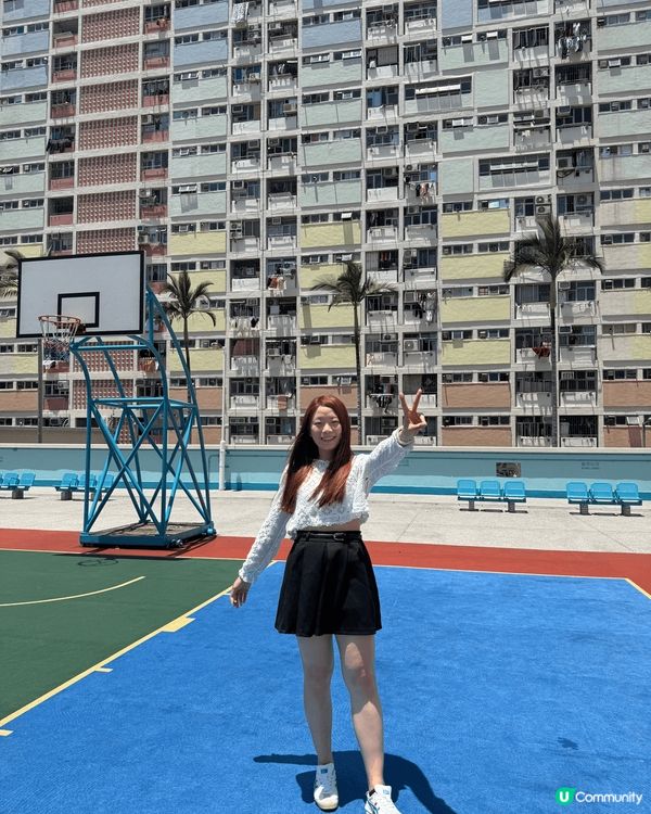 同家人去過彩虹邨打卡！呢個籃球場同樓宇嘅色彩都好繽紛，好適合...