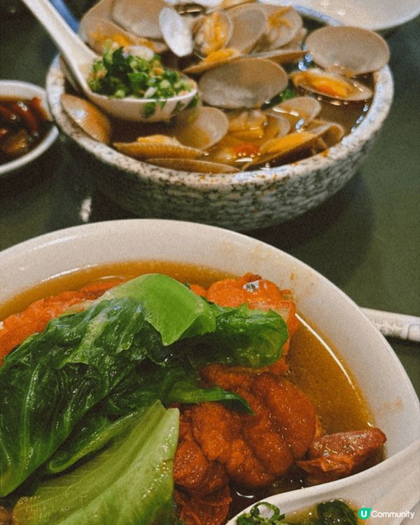 第一張圖片展示了一道美味的海鮮湯麵，搭配新鮮的蔬菜和豐富的配...