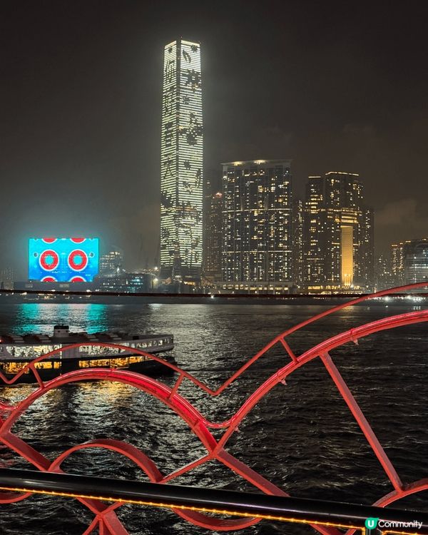 最近帶左屋企人去〔洋紫荊維港遊〕，上船睇香港夜景🌃+食自助晚...