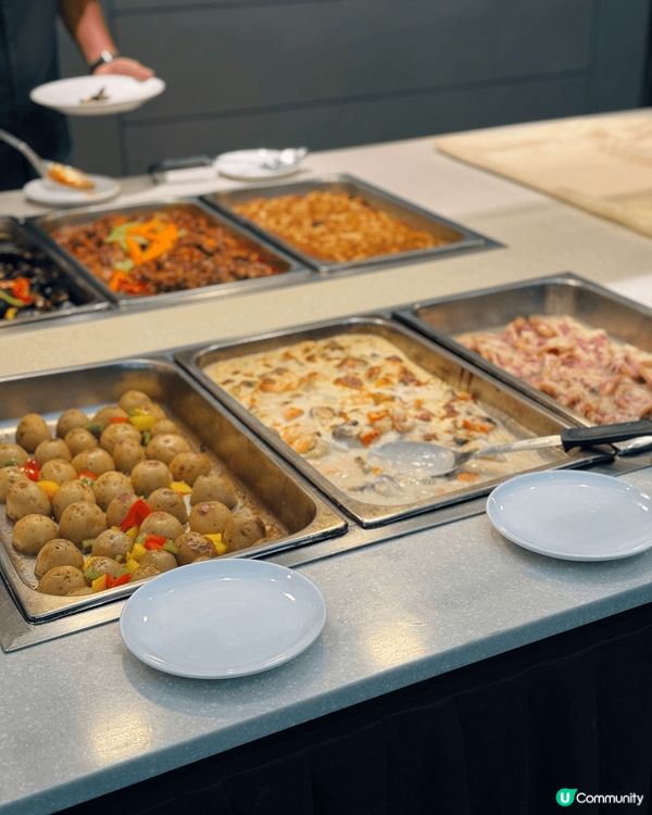 最近帶左屋企人去〔洋紫荊維港遊〕，上船睇香港夜景🌃+食自助晚...