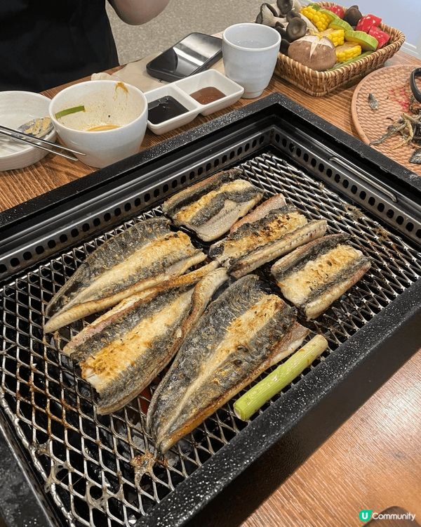 炭爐🔥嗌住「滋滋」聲，三對筷子✌️同時插落焦糖色鰻魚邊。油花...