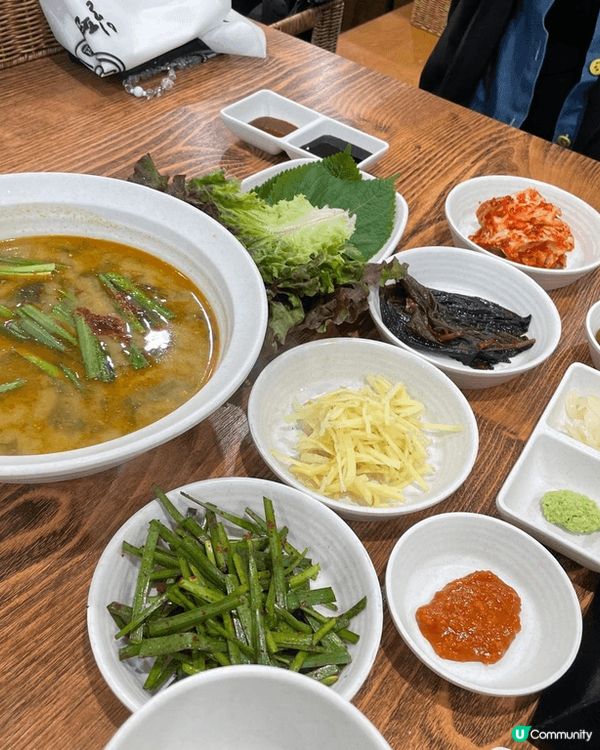 炭爐🔥嗌住「滋滋」聲，三對筷子✌️同時插落焦糖色鰻魚邊。油花...