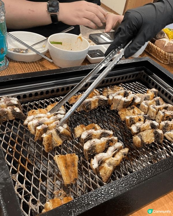 炭爐🔥嗌住「滋滋」聲，三對筷子✌️同時插落焦糖色鰻魚邊。油花...