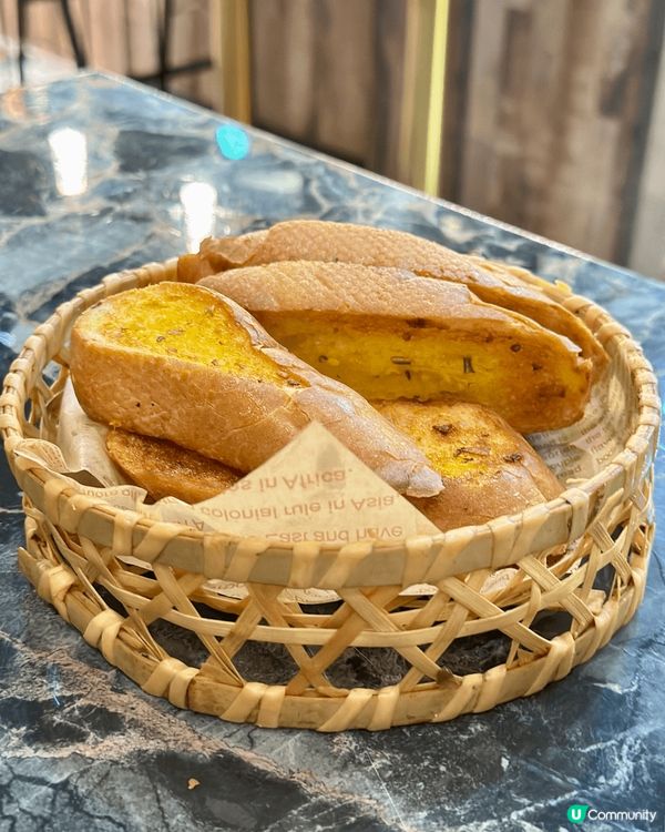 呢間泰式餐廳個咖喱蟹套餐真係大件夾抵食👍🏻餐廳氛圍感滿滿，好...