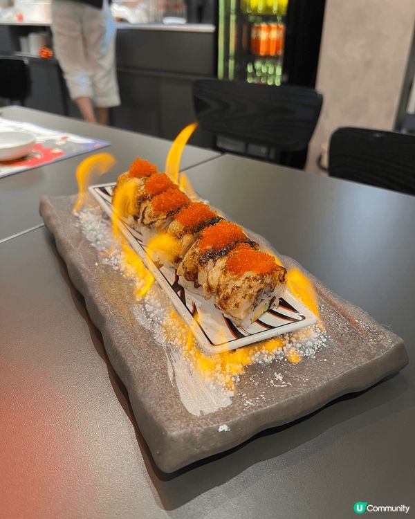 呢個一上枱就好吸睛，入面有蟹柳、青瓜、蛋，上面鋪上一片焦糖火...