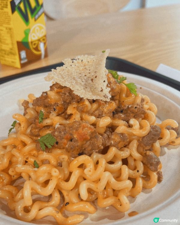 呢個一上枱就好吸睛，入面有蟹柳、青瓜、蛋，上面鋪上一片焦糖火...