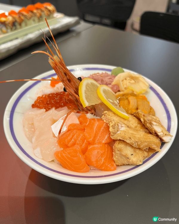 呢個一上枱就好吸睛，入面有蟹柳、青瓜、蛋，上面鋪上一片焦糖火...