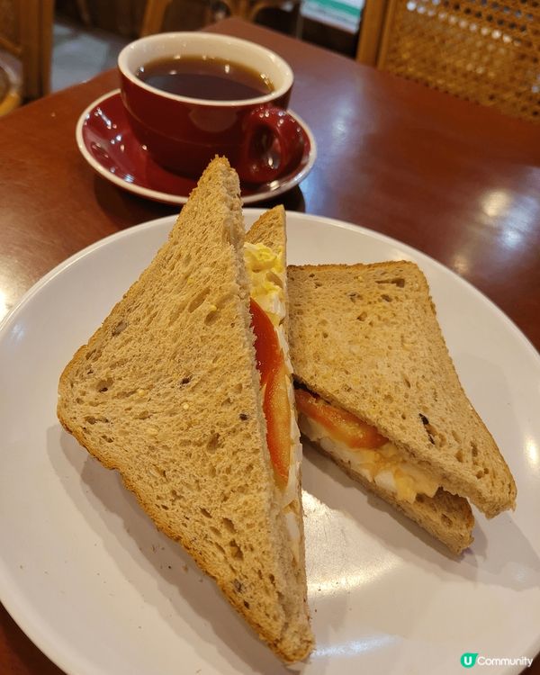 生活日常的早午晚餐，早餐熱紅茶配新鮮蕃茄碎蛋治，美味之餘營養...