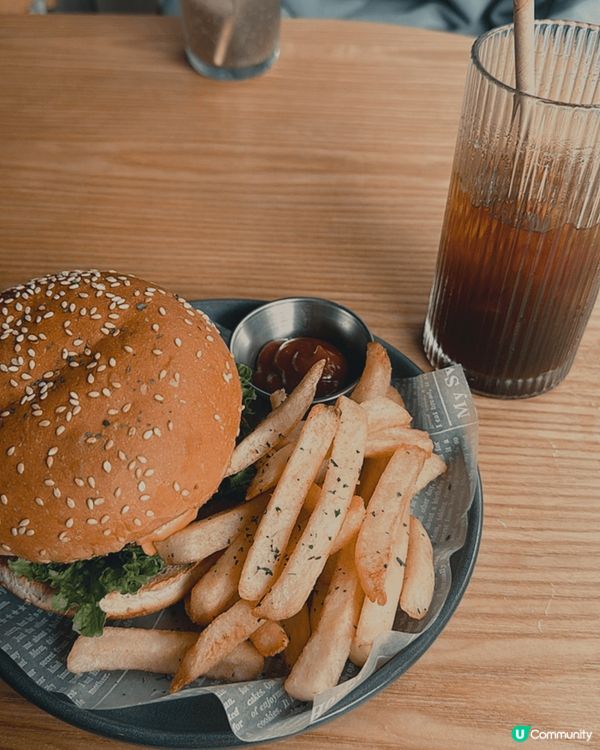 休閒的假期 配香滑的手沖咖啡和芒果忌廉飽 安撫到平時工作上的...