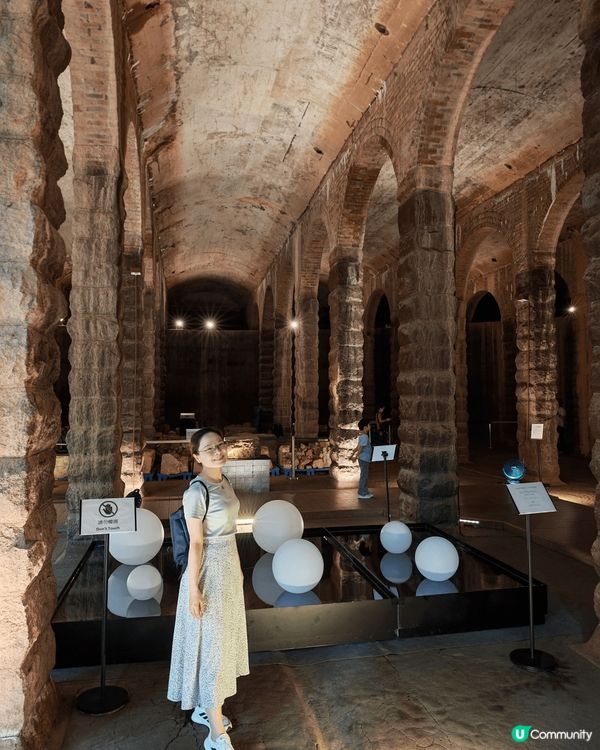 與家人爬了200及級樓梯上到石硤尾主教山，這裡的建築充滿外國...