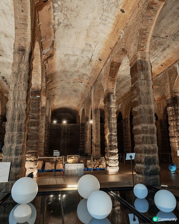 與家人爬了200及級樓梯上到石硤尾主教山，這裡的建築充滿外國...