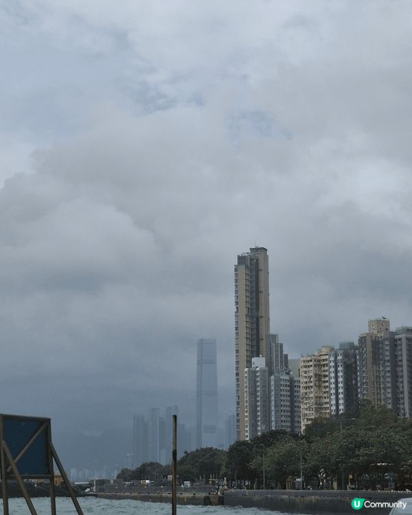 1.悦點居食飯，2堅尼地城海濱長廊，3.西環樹牆4.摩星嶺徑...