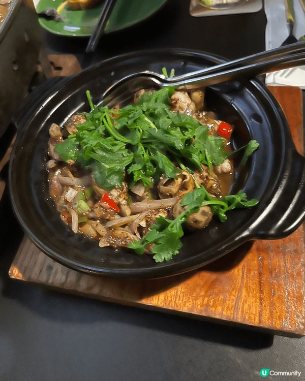 蟹肉多士， 黑椒炒花螺是泰式美食， 🦀肉填滿多士， 花螺肉彈...