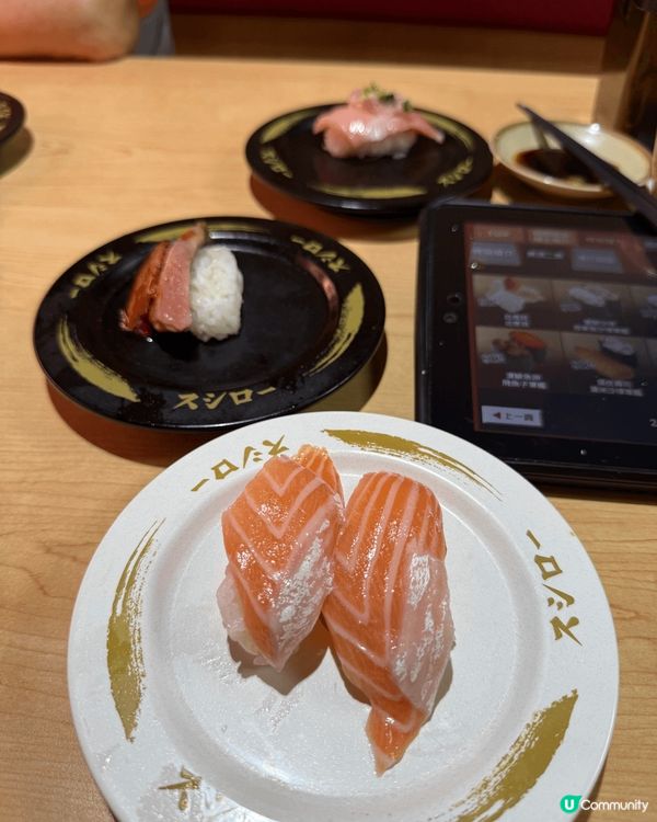 相片展示了兩款不同的亞洲美食：左邊是海南雞飯，雞肉鮮嫩多汁，...