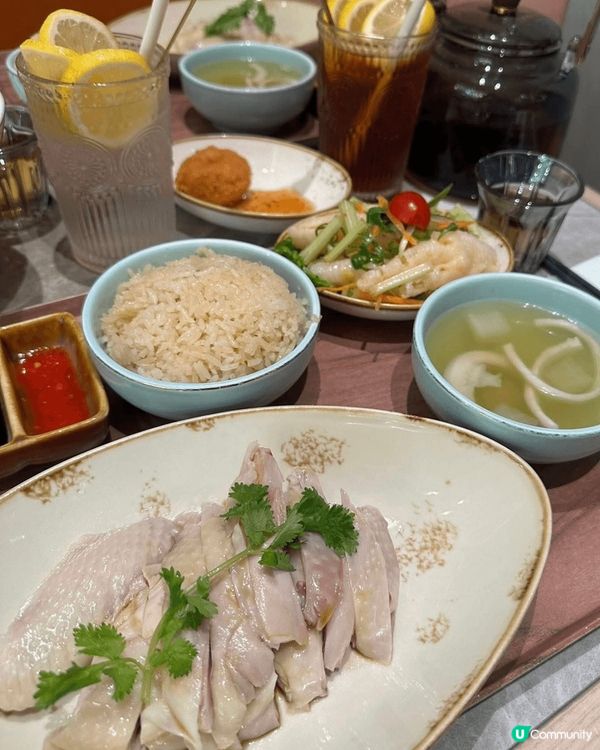 相片展示了兩款不同的亞洲美食：左邊是海南雞飯，雞肉鮮嫩多汁，...