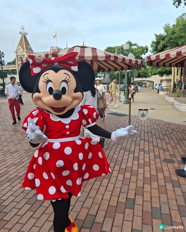 在廸士尼同卡通人物合照，好興奮，雖然要排隊等候，但都是值得