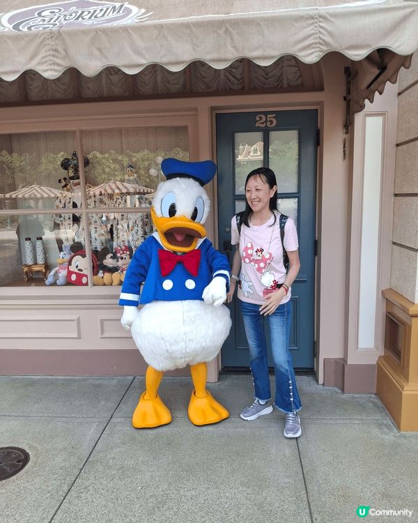 在廸士尼同卡通人物合照，好興奮，雖然要排隊等候，但都是值得