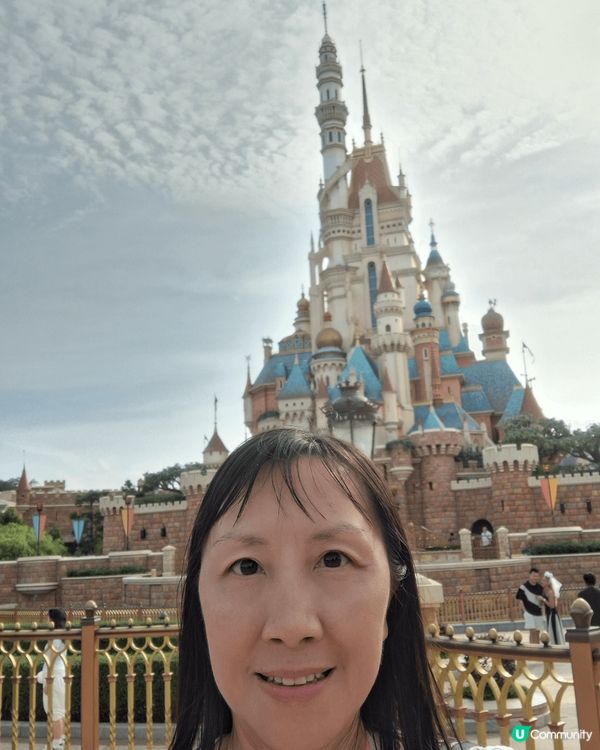 在廸士尼同卡通人物合照，好興奮，雖然要排隊等候，但都是值得