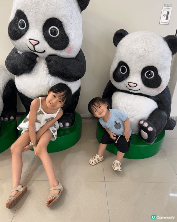 同爸爸去左觀塘APM 同兩姊弟去影熊貓 ⋯ 兩個好開心好中意...