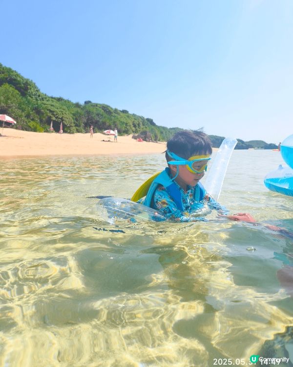 跟小朋友去日本的石垣島游水之旅,水清沙幼,天朗氣清,大家都樂...