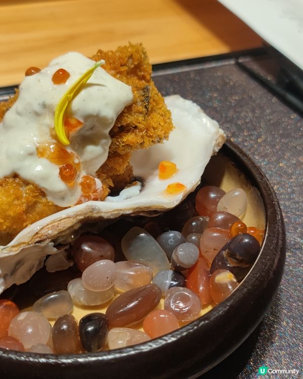 酥炸蠔殼配魚子醬，味蕾視覺雙重享受！😋