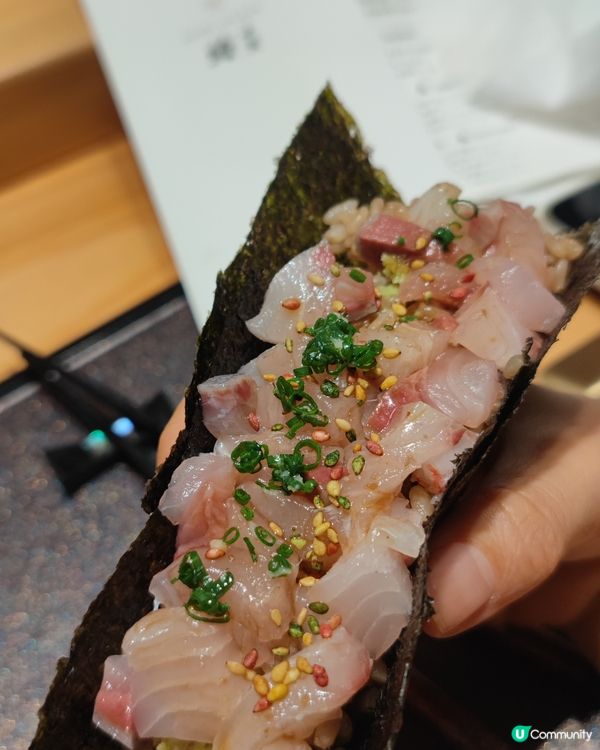 酥炸蠔殼配魚子醬，味蕾視覺雙重享受！😋